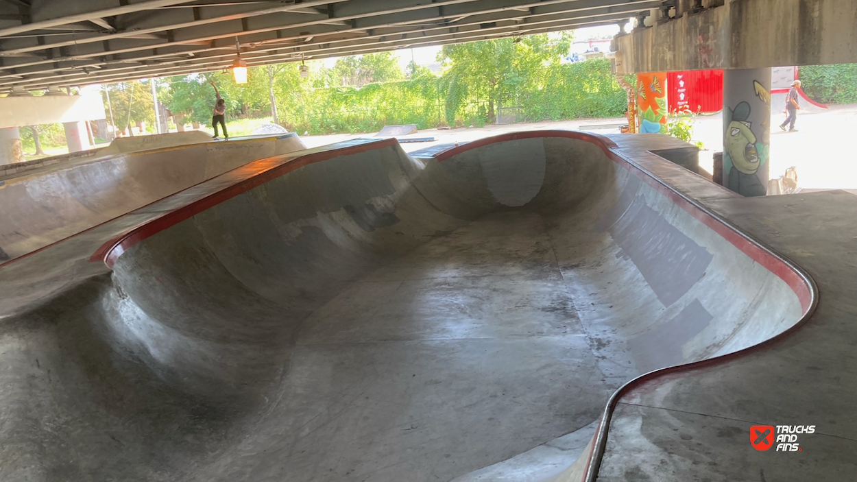 Parasite DIY skatepark